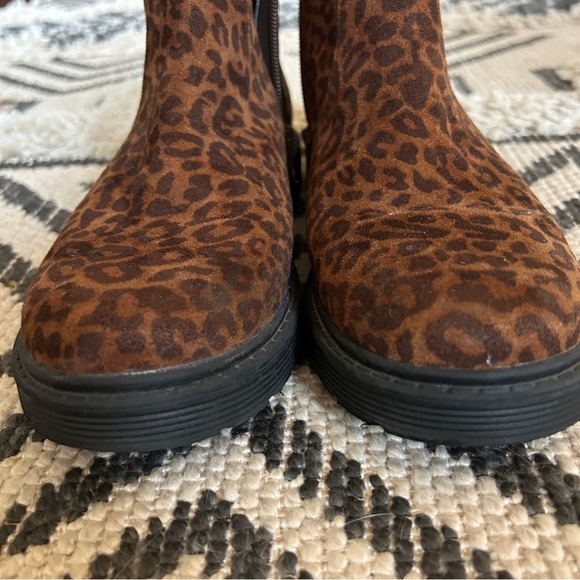 Like new, barely worn Cat & Jack size 5 big kid/youth cheetah side zip boots - Picture 8 of 10